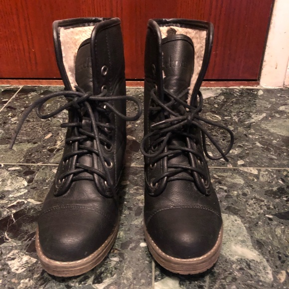 Black Boots with Faux Fur Lining - Picture 7 of 8